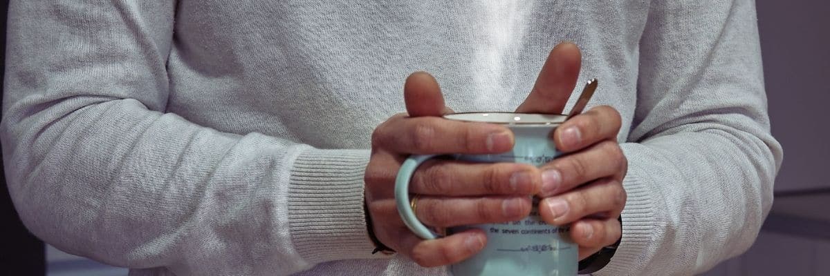 Sujetando una taza calienta, ¿se convierte la miel toxica al calentarla?