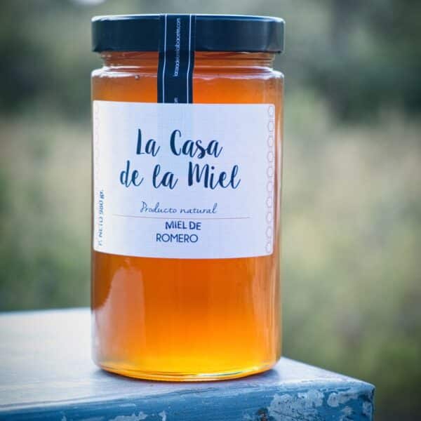 Miel de Romero de 980gr sore una colmena con fodo verde de los romeros del monte