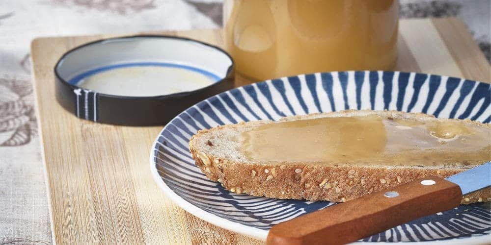 Mitos y verdades de la miel, miel untada en una tostada