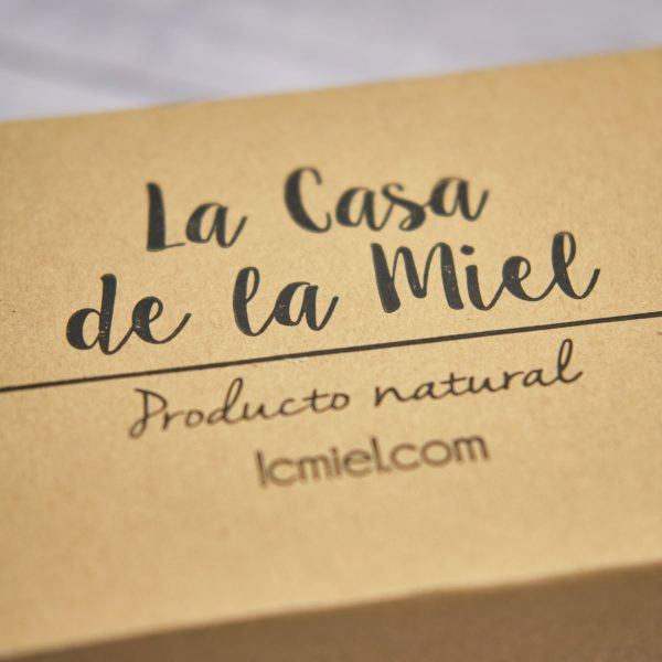 Caja del pack de tres mieles de 500 gramos de cerca