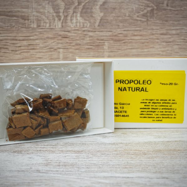 Caja de propóleo natural abierta, donde se ve el formato en el que viene