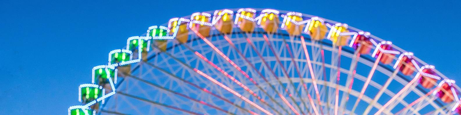 Noria de la Feria de Albacete desenfocada e iluminada