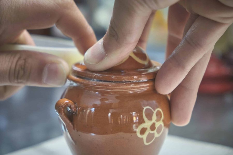 detalle de cómo se preparan las orzas de barro con miel para bodas