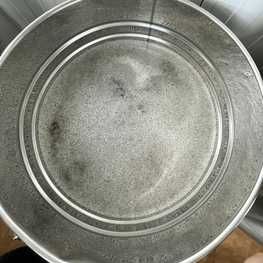 miel con espuma blanca