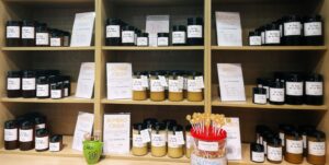 Tu miel perfecta la tenemos aquí, estantería de nuestra tienda con todas las variedades de miel que tenemos, Azahar, Espliego, Bosque, Eucalipto, Tomillo, Azahar cruda, Brezo, Romero, Romero cruda y Mil Flores